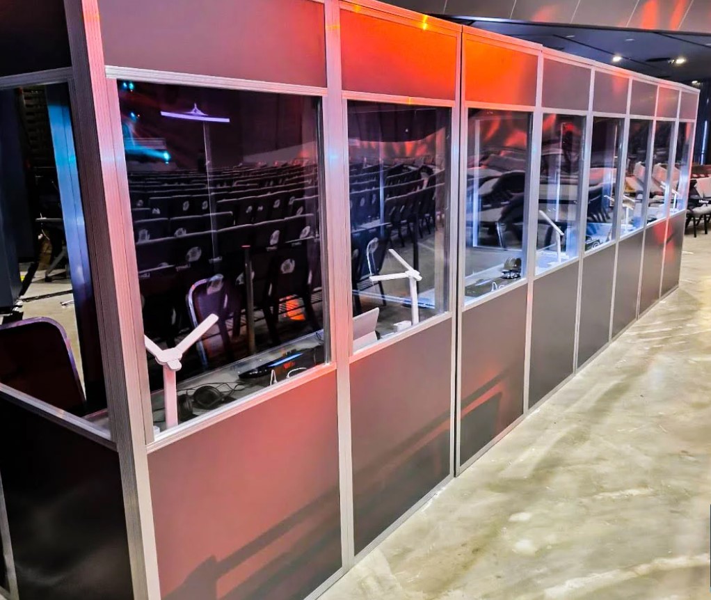 Location de matériel pour l'interprétariat simultané : cabines, casques et micros au Maroc.