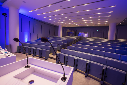 Interprètes experts professionnels assurant une communication de haute qualité lors d'un événement à Casablanca