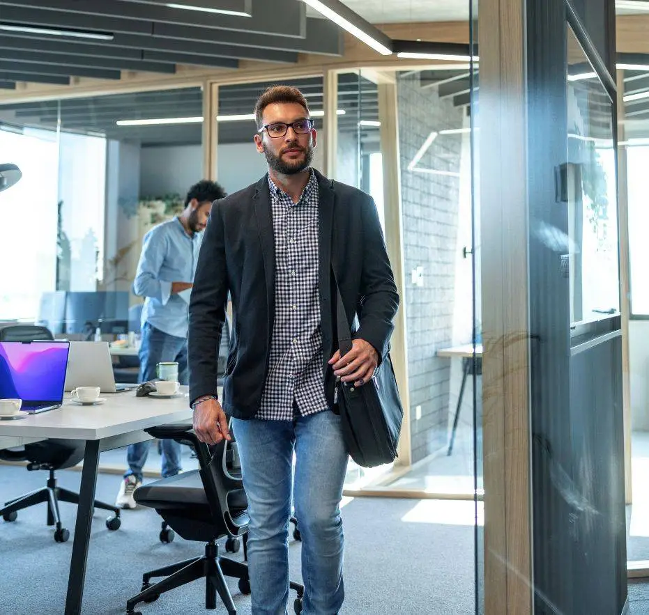 Conseillers de l'agence de traduction à Casablanca discutant d'une solution linguistique experte pour un client